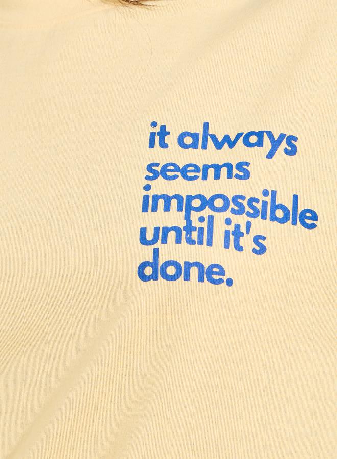 ستايلي تيشيرت فضفاض مطبع بكتابة مع اكتاف منخفضة - Image 4